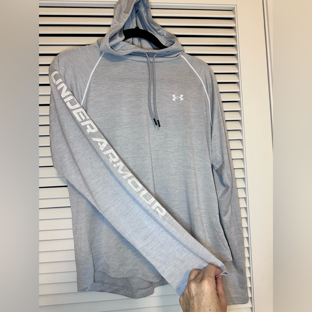 NWOT Women's Under Armour Light Grey Long Sleeved Hoody - Size L